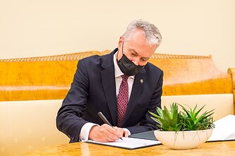 Saulius Skvernelis grąžino Vyriausybės įgaliojimus Gitanui Nausėdai