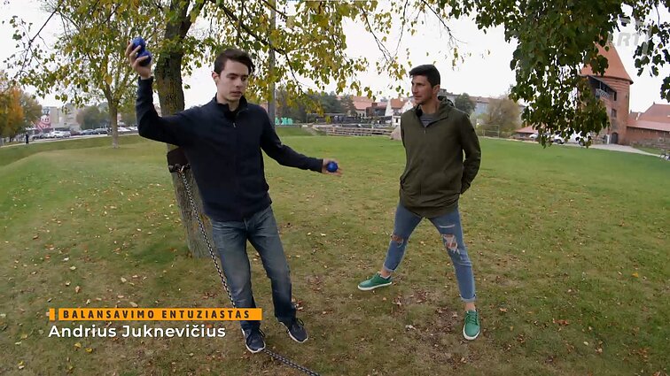 Balansavimo entuziastas Andrius: ant virvės geba vienu metu ir kalbėti, ir žongliruoti
