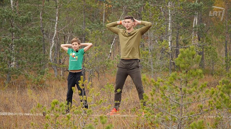 Alano ir Asparo pratimai, padėsiantys vaikams pakilti nuo sofos