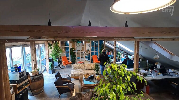 Stilingą darbo erdvę įkūrė nestandartinėje vietoje: apleistas garažas virto biuru