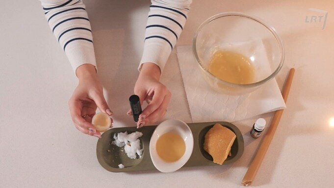 Tereikės vos trijų ingredientų: lūpų balzamas namų sąlygomis