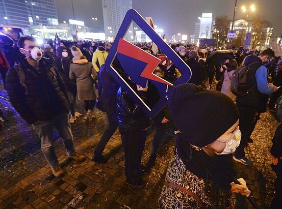 Žinios. Lenkijoje tęsiasi protestai dėl abortų draudimo: keli šimtai aktyvistų žygiavo Varšuvos gatvėmis