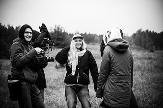 Ingaja (centre) su klipo kūrėjų komanda