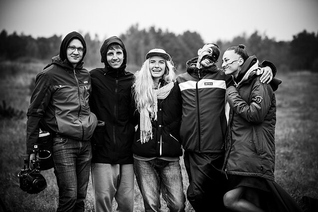 Ingaja (centre) su klipo kūrėjų komanda