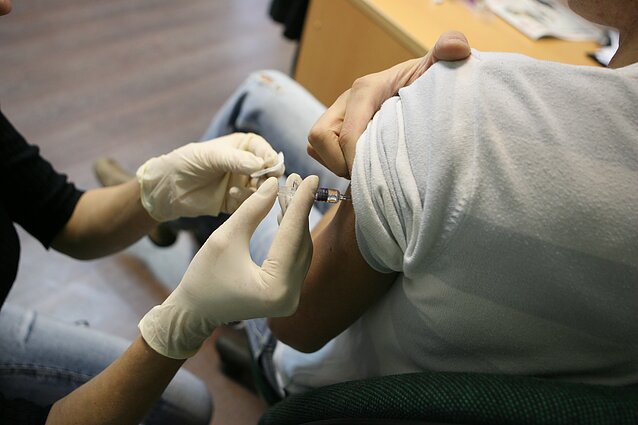 Gyvenimo be suvaržymų nuotaikos JK: išduotas leidimas vakcinai nuo COVID-19, skiepijimas – jau kitą savaitę