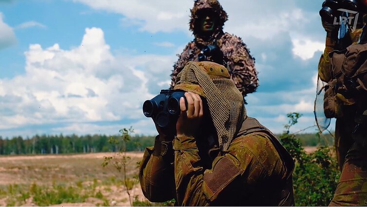 Mūšio laukas. Taikliųjų šaulių pratybos ir neaiškų programėlių pavojus