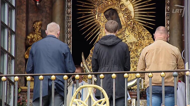 Šventadienio mintys. Ar moterys pamaldesnės nei vyrai?