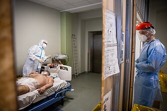 Pacientas po neigiamo COVID-19 testo perkeliamas į neinfekuotųjų palatą. Pacientas po neigiamo COVID-19 testo perkeliamas į neinfekuotųjų palatą.