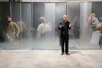 Julijono Urbono performatyvi paskaita „Repetuojant planetą iš žmonių“ Karlsrūhės meno ir medijų technologijų centro (ZKM) festivalyje