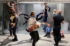 Julijono Urbono performatyvi paskaita „Repetuojant planetą iš žmonių“ Karlsrūhės meno ir medijų technologijų centro (ZKM) festivalyje