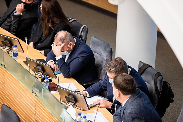 Žinios. Seimas ieško būdų dirbti: siūloma ir vilkėti specialius kostiumus, ir įtraukti į ypatingų profesijų sąrašą