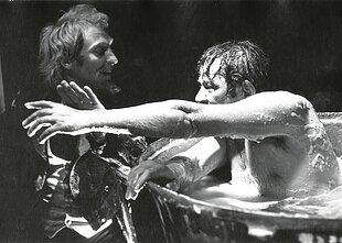 Filmas „Velnio nuotaka“. Pirties scena. Pinčiukas (Gediminas Girdvainis) ir arkliavagis Raupys (Bronius Babkauskas)