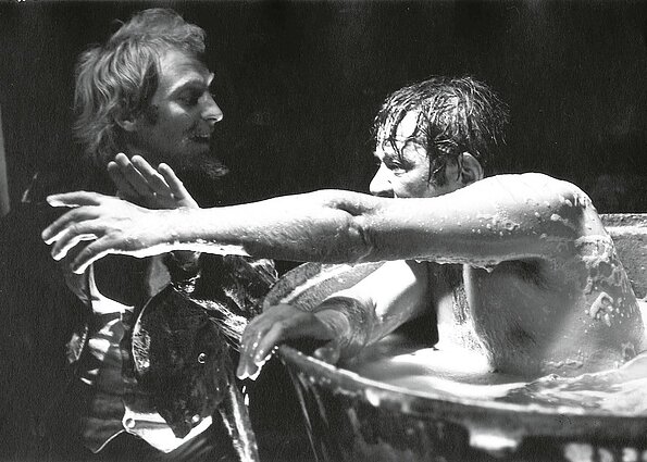 Filmas „Velnio nuotaka“. Pirties scena. Pinčiukas (Gediminas Girdvainis) ir arkliavagis Raupys (Bronius Babkauskas)
