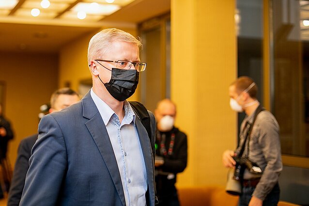 Žinios. Koronavirusas užklupo ir konservatorius: Seime apie užsikrėtimą sužinojo Kupčinskas ir Juozapaitis
