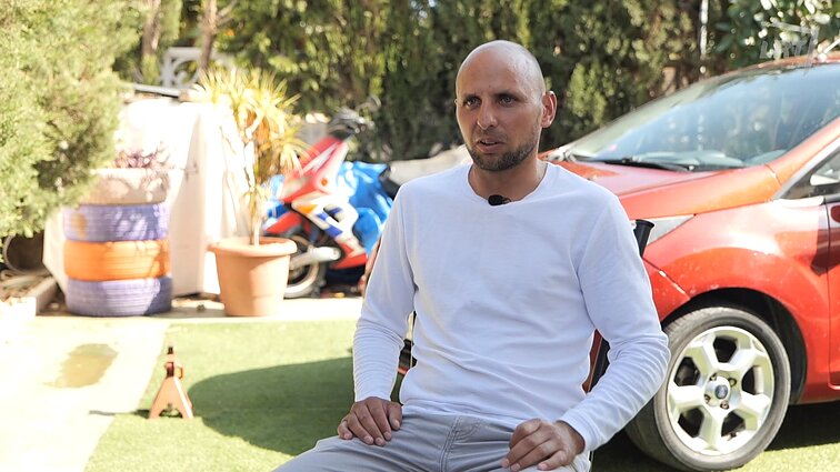 Tomas gyveno automobilyje, kad tik galėtų įsitvirtinti Ispanijoje, o vos pradėjo sektis, viską sugriovė virusas