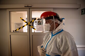 Medikai dirba Respublikinėje Panevėžio ligoninėje karantino metu