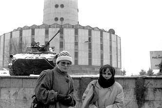 Dalia Gudavičiūtė su Henrika Rukšėniene 1991 sausio 14 ar 15 d.