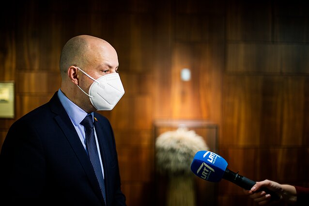 Žinios. Veryga pripažino: suvaldyti virusą sekasi sunkiai, o rudenį įvesti lokalius karantinus buvo klaida