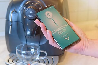 Su išmaniuoju telefonu sujungtas kavinukas