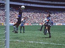 Diego Maradona pelno įvartį ranka