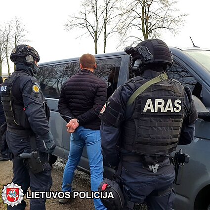 Teisėsauga praneša apie sėkmingą operaciją: rasta per 600 tūkst. eurų ir galimai ginklų kolekcijos dalis
