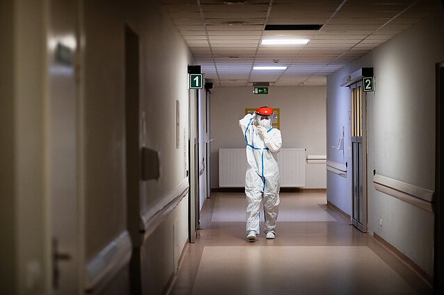 Žinios. Per parą – 2104 COVID-19 atvejai: 10 mirčių Vilniaus apskrityje, 121 žmogus gydomas reanimacijoje