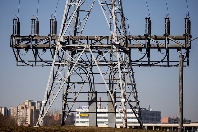 Ar žinojai, kad? Aukštos įtampos laidai dūzgia dėl lašų?