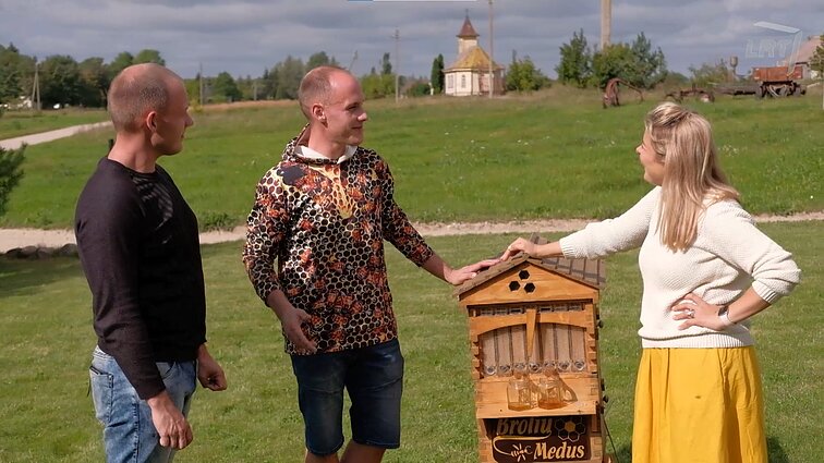 Broliai dvyniai bitininkai