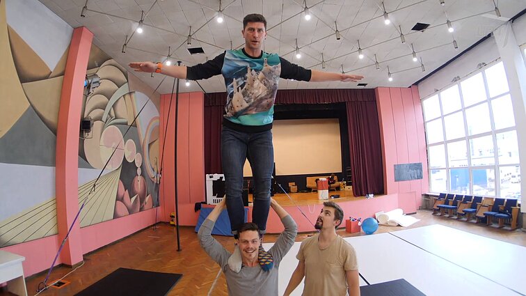 Į sveikatą! Marius Pinigis ir modernus šokis, kvėpavimo pratimai, salotų receptas ir šiuolaikinis cirkas