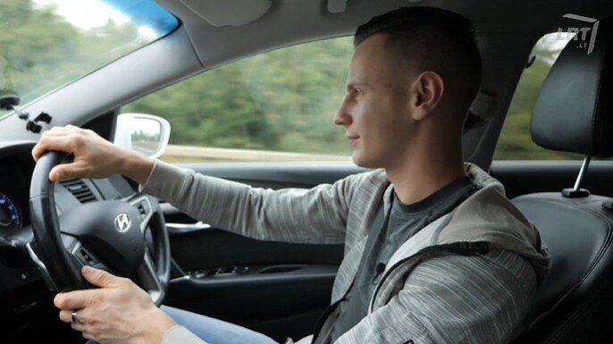 Anglijos fabrikuose vyksta varžytuvės: valytojai sunkiai uždirbtus pinigus išleidžia brangiems automobiliams.