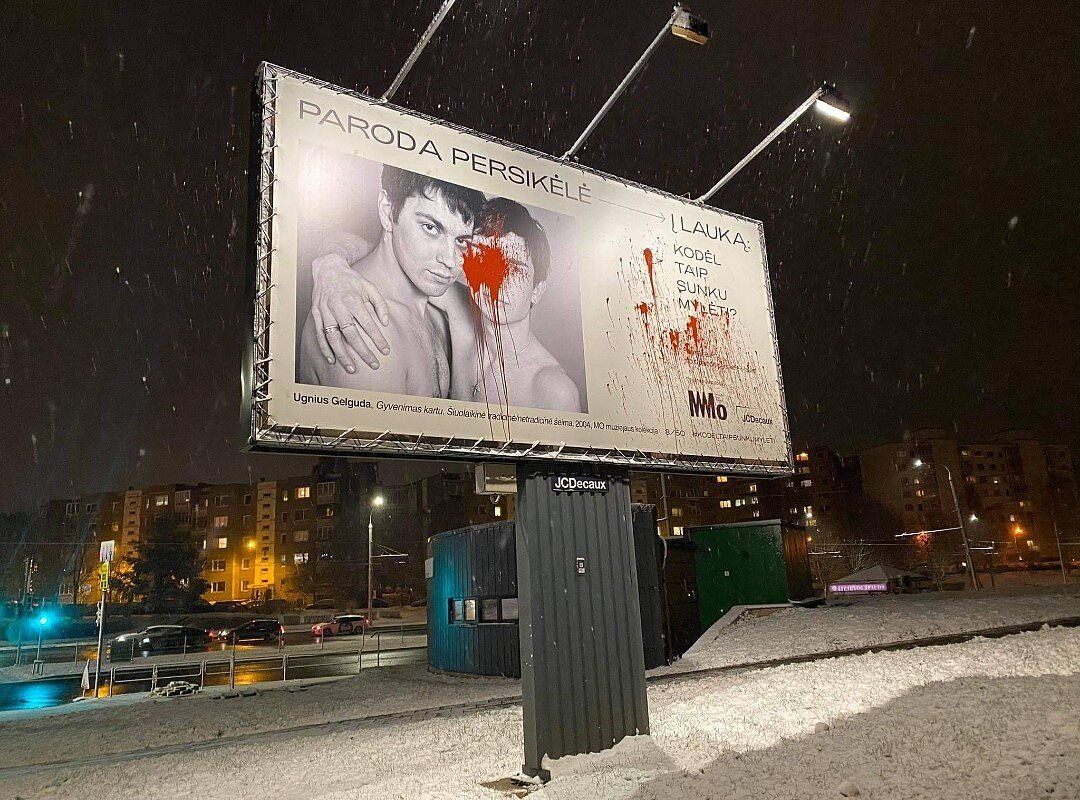 Sugadintas MO muziejaus plakatas