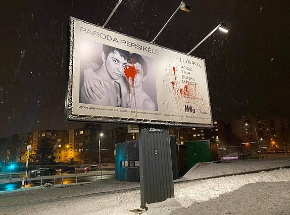 Sugadintas MO muziejaus plakatas