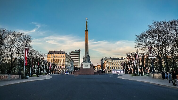 Latvijoje atšaukus komendanto valandą, karantinas pratęstas iki balandžio: smulkusis verslas nedirba, bet judėjimas šalyje laisvas
