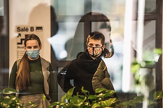 Árpádas Schillingas repetuoja su Klaipėdos jaunimo teatro aktoriais
