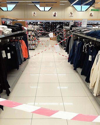 Per karantiną Graikijoje nebūtinų prekių skyriai parduotuvėje užtverti, pirkti juose esančių prekių negalima