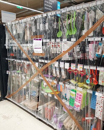 Per karantiną Graikijoje nebūtinų prekių skyriai parduotuvėje užtverti, pirkti juose esančių prekių negalima