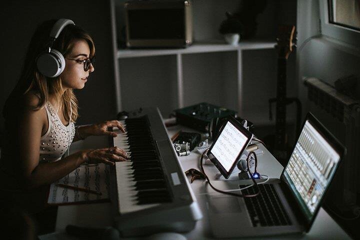 Kokie iššūkiai kyla rengiant muzikantus atlikėjus ir vokalistus nuotoliniu būdu?