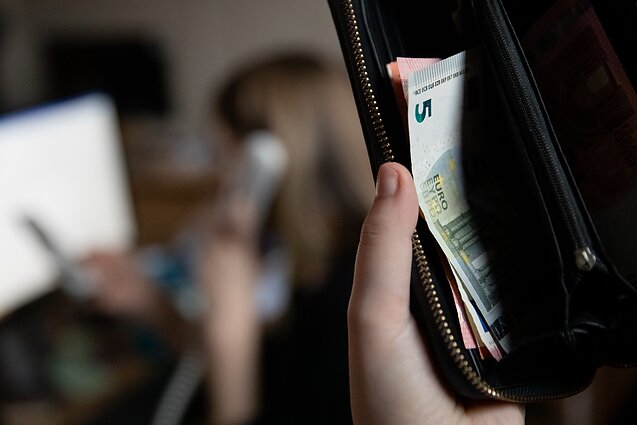 Specialistai paaiškina, kodėl grynus pinigus vis dar vertiname labiau, nei banko kortelėje
