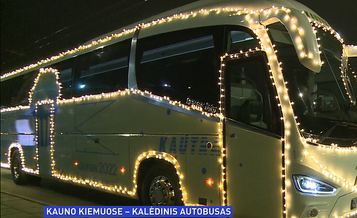Žinios. Į Kauno gatves išriedėjo kalėdinis autobusas
