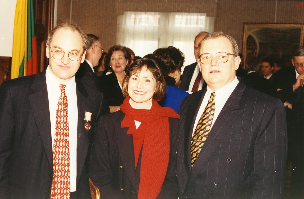 Michael Dobbs atsiima medalį iš Lietuvos ambasadoriaus JAV