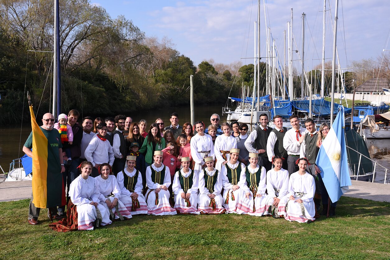  Tautinių šokių kolektyvas „Nemunas“