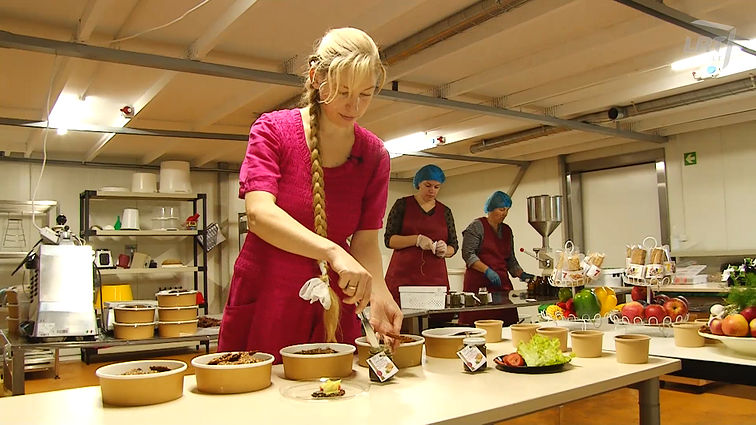 Šeima sukūrė nedidelį, bet išskirtinį ūkį – gamina kanapių sėklų užtepėles, spaudžia įvairių aliejų