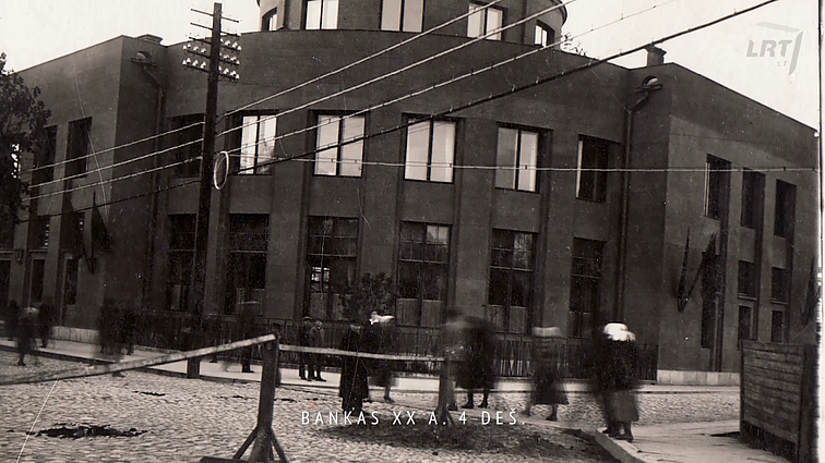 Įspūdingi banko rūmai ir jų kupolą laikantys 12 J. Zikaro Atlantų