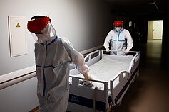 Medikai dirba Respublikinėje Panevėžio ligoninėje karantino metu