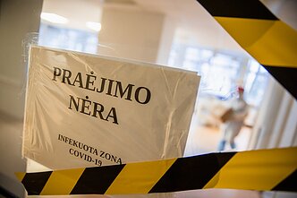 Medikai dirba Respublikinėje Panevėžio ligoninėje karantino metu (asociatyvi)