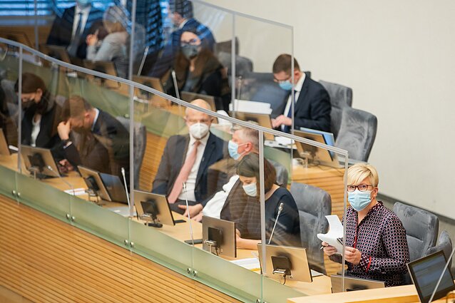 Vienkartinė kompensacija už skiepą Seime kelia audras: opozicija dabartinį siūlymą vadina diskriminaciniu