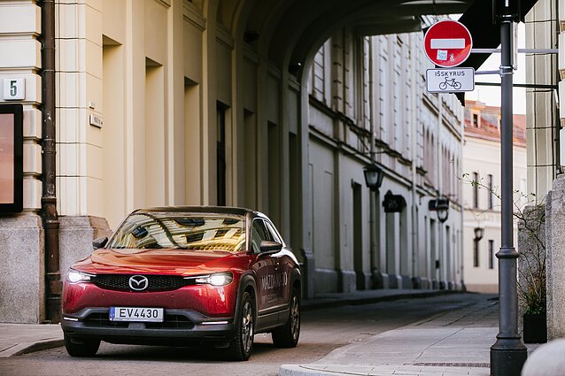 Elektromobilis, kurio durys atsidaro keliomis kryptimis, o salonas sukurtas iš perdirbtų medžiagų: „Mazda MX-30“ iš arti