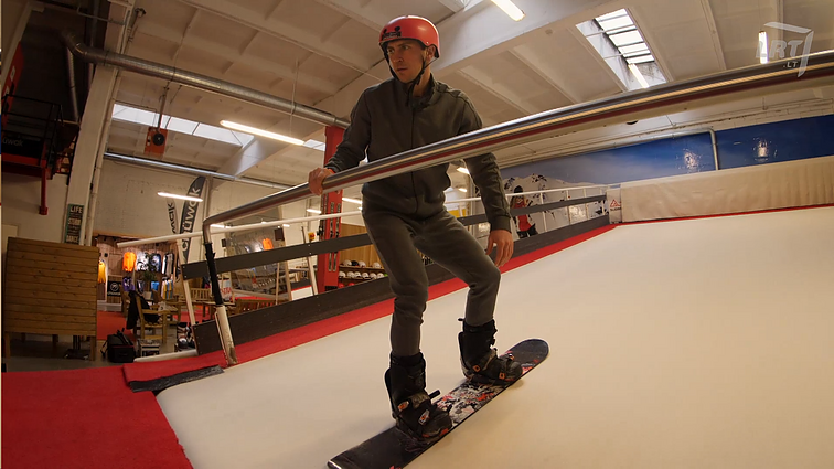 Nors sniego dar negausu, treniruotis verta dabar: Alanas pirmąkart stoja ant snieglentės