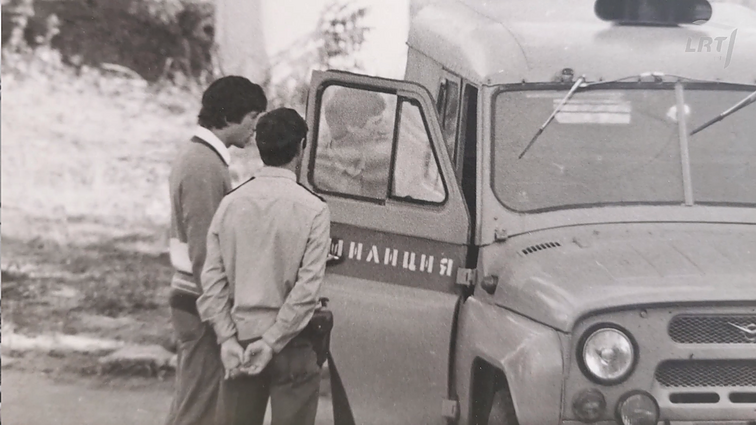 Absurdiška sovietinė realybė: milicija tikindavo, kad vištos išskrido kartu su gulbėmis, o nusikaltėlius gaudydavo su duonvežiu