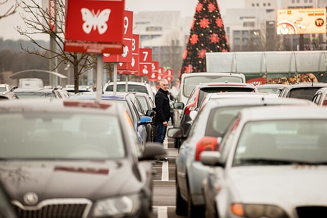 Išgirdę, kokie griežtinimai laukia nuo trečiadienio, gyventojai užplūdo grožio salonus ir prekybos centrus
